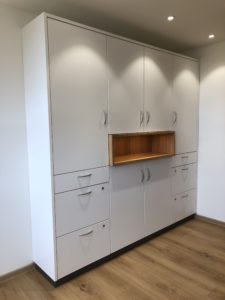 Büroschrank mit Kick - Schreinerei Kiesel